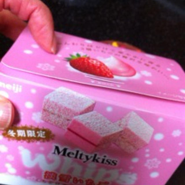 Melty Kiss Whips 淡雪いちご味
