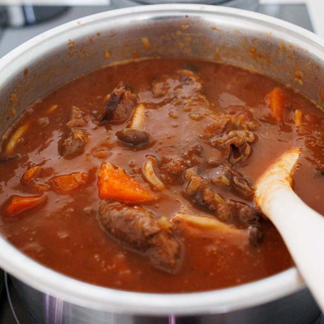 お肉ごろごろ。ビーフシチューとグリーンサラダなど