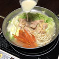 自家製白湯スープで鶏の水炊き。ストーブでコトコト煮込んだ絶品スープ、締めは中華がゆで。