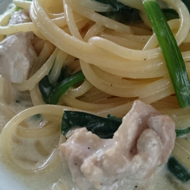 鶏とほうれん草のクリームパスタ