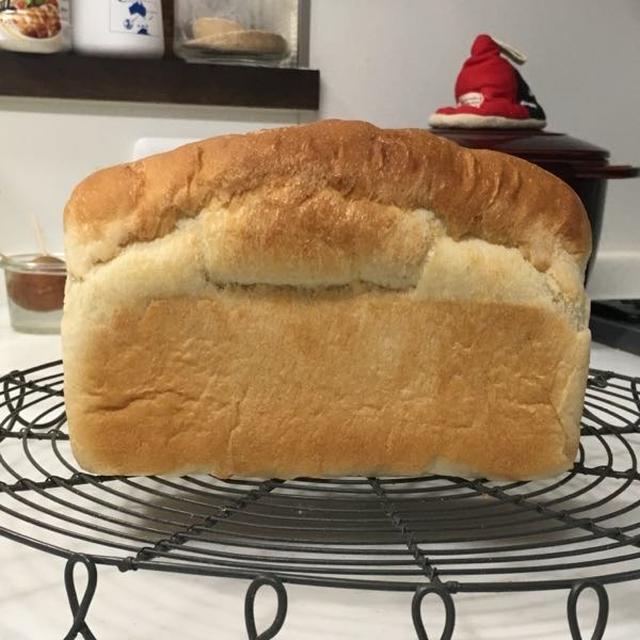 昨夜焼いたワンローフ山食パン。