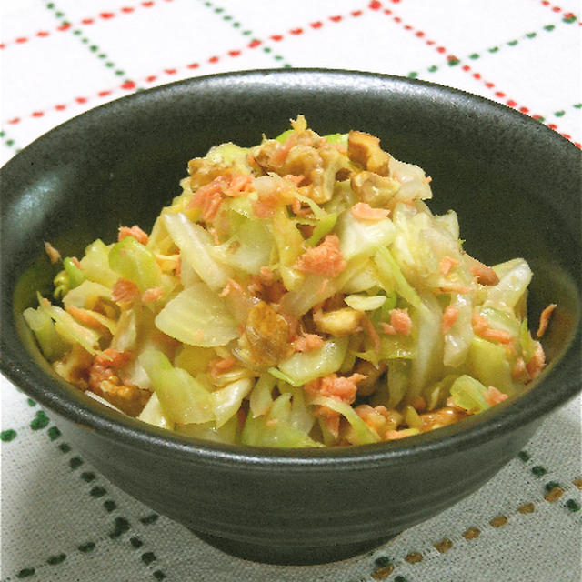 ご飯にパンに！万能おかず、春キャベツと焼き鮭とロースト胡桃の簡単サラダ。