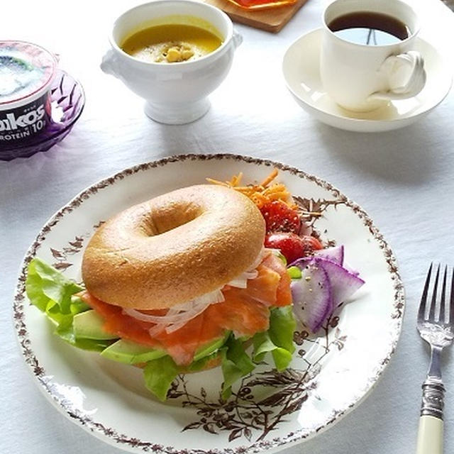 スモークサーモンとアボカドのベーグルサンド ＆ 今日のにゃんこ♪