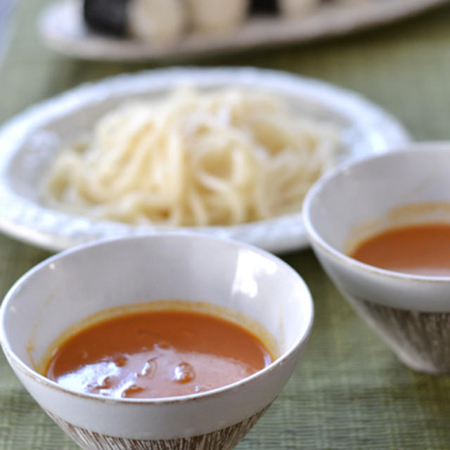 カレーの翌日はつけうどんとつやつや塩おむすび。と、ブラックココアクッキー。