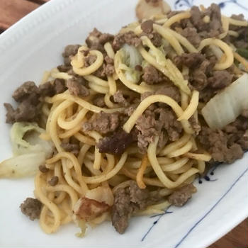 牛ひき肉の焼きそば＋アジア系スーパー