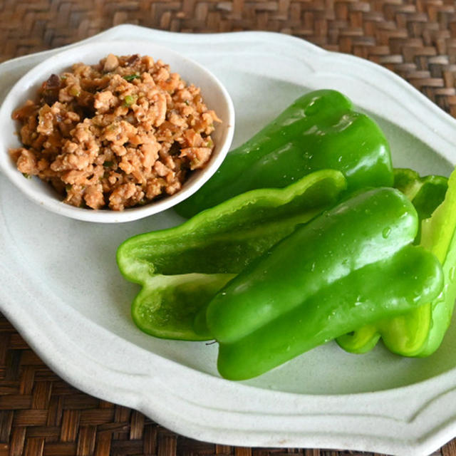 新しょうがたっぷり肉みその冷やしピーマン。ピリッと辛い肉みそとシャキシャキピーマンでお酒が進むおつまみ。