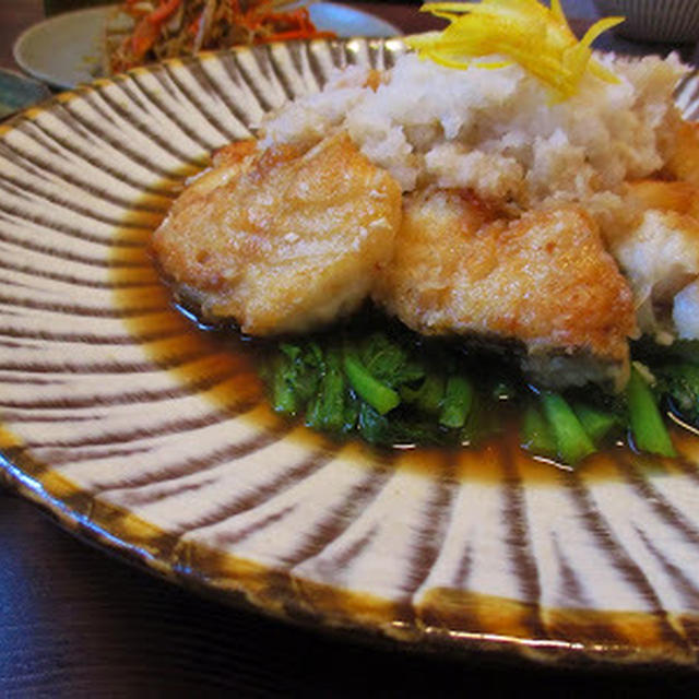 Fresh ling cod and turnup leaves with daikon radish dashi sauce        リングコッドとかぶの葉のだしおろし煮