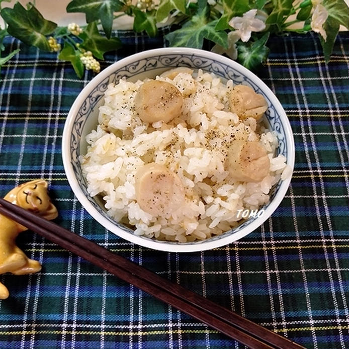 青い器に盛られたエリンギとツナの炊き込みご飯