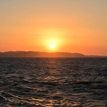 江の島の朝日と灯台