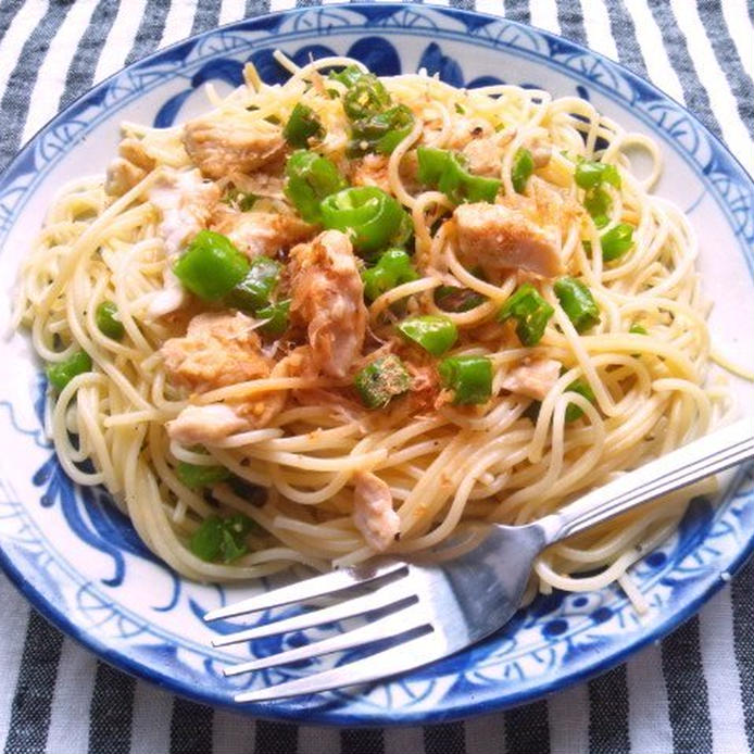 白と藍の模様皿に盛られた、ししとうのパスタ