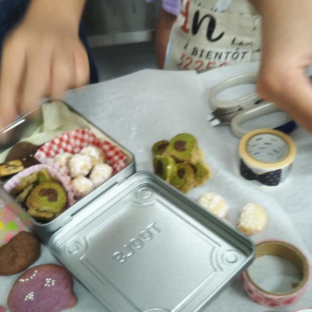 女子たちとクッキー缶レッスン