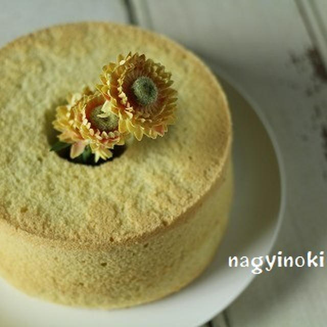 久しぶりのシフォンケーキな花飾り。