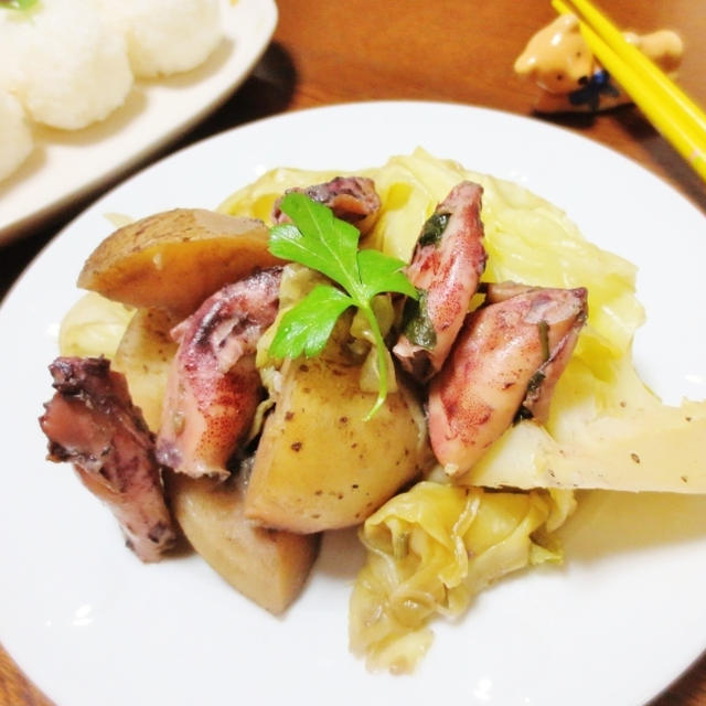 小イカとじゃが芋キャベツのしょう油バター煮込み