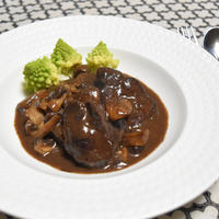 牛タンのブッフブルギニョン(牛肉のブルゴーニュ風赤ワイン煮)風【ぐんまクッキングアンバサダー】エシャロットの代わりに上州ねぎを使ったフレンチ風煮込み料理。