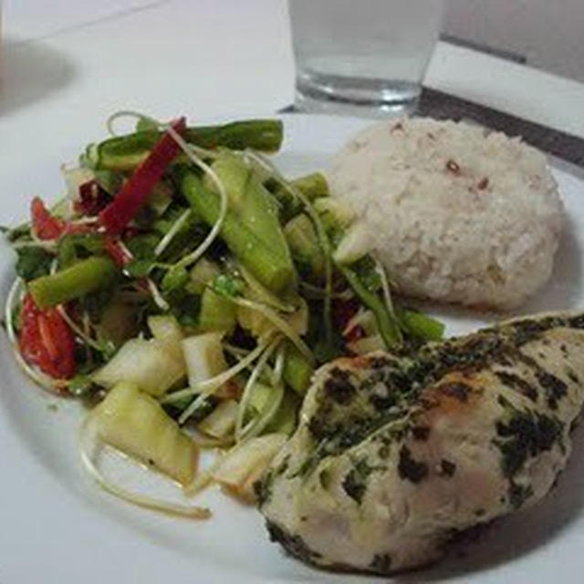 嫁さんの鶏胸肉グリルのバジルソース和えとアスパラとセロリのサラダ（Grilled Chicken with Basil and Italian parsley Sauce, and a Salad with Asparagus and Celery）