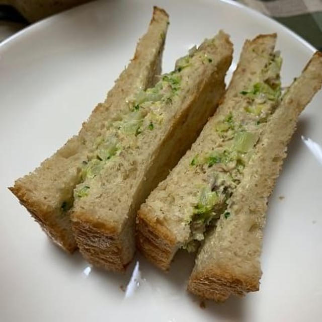 自家製食パンでサバ缶とブロッコリーでサンドイッチを作りました。