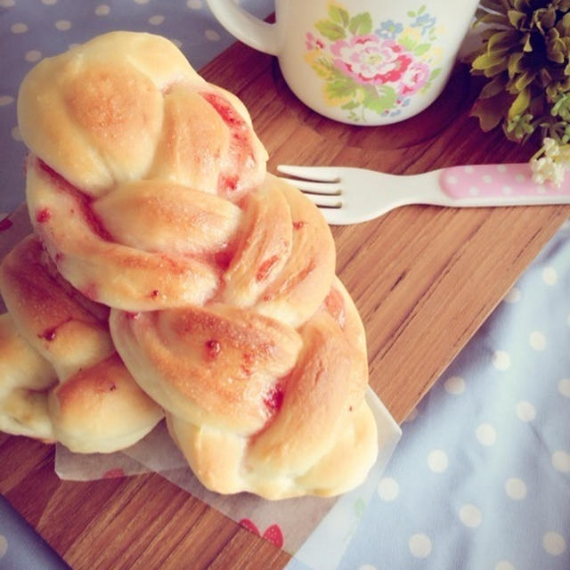 イチゴのジャムで三つ編みパン。と、つまみ食いの後は。
