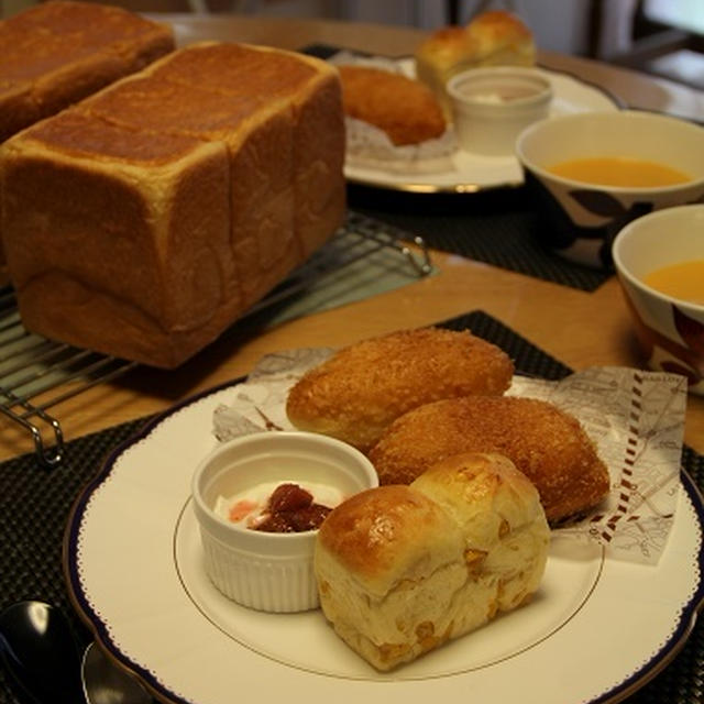 生食パン と コーンブレッド と カレーパン。