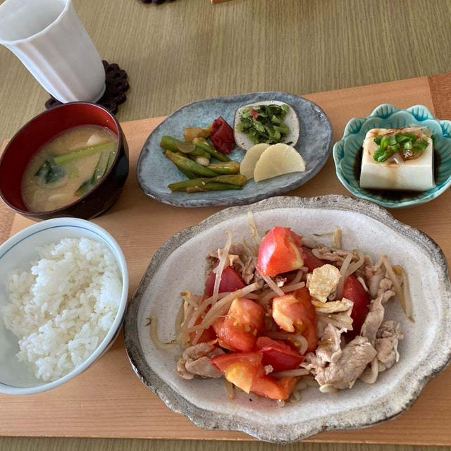 トマトと豚肉の玉子炒め(レシピ有り)と色々おかずランチ