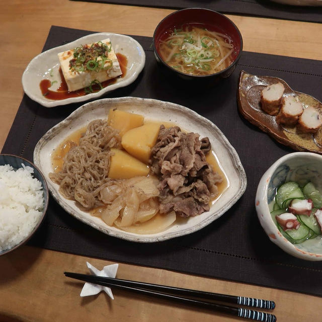 肉じゃがで”和”の晩ご飯　と　胡蝶蘭に囲まれて　…♪