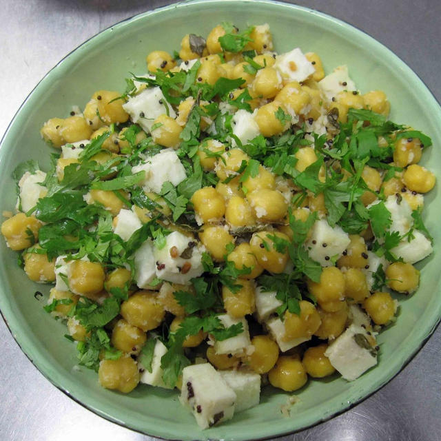 南インドの豆の温サラダ風あえもの「スンダル」にパニール(インドのカッテージチーズ)を