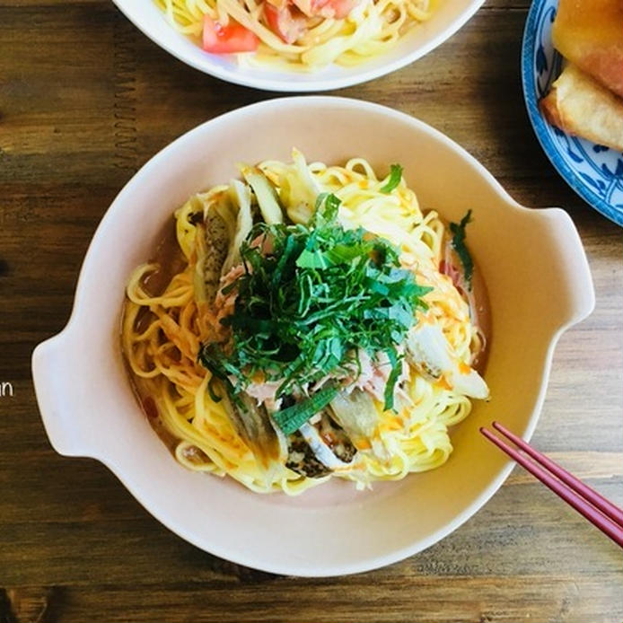 白い器に入った大葉たっぷりの冷やしラーメン