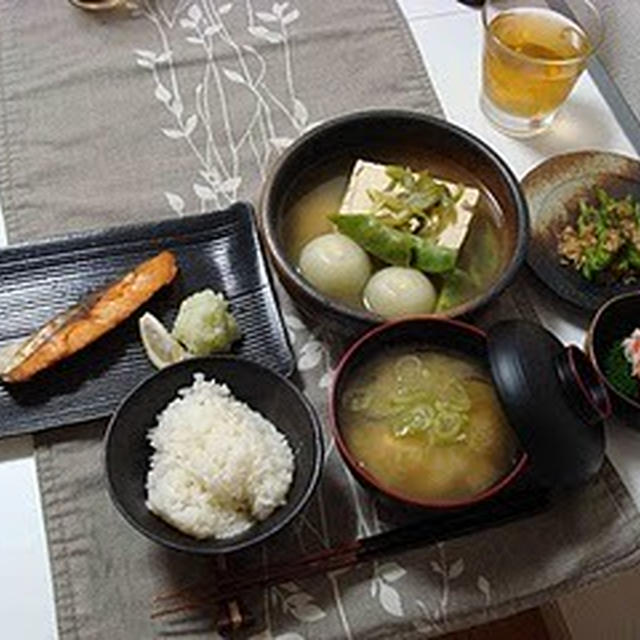 レンジで煮物風湯豆腐、焼き鮭、ししとうの素焼き、ブロッコリーとカニカマのサラダ、お味噌汁（Warm Tofu with Onions, Grilled Salmon, Grilled Shishito With Bonito Flakes, Broccoli Salad with Fake Crab Meat, and Miso Soup）