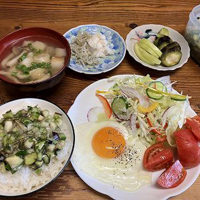 朝ご飯。だしと目玉焼きなど