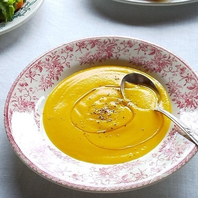 人参のポタージュスープと、ひよこ豆のフムスでパンランチ♪