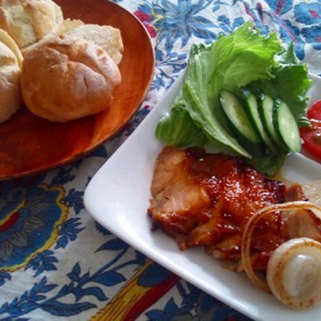 照り焼きチキンと甘い新玉ねぎの米粉パンサンド☆