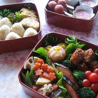 お花見弁当✿ 筍ごはんのミニおむすび他・・・。 桜スイーツ２種付き♪