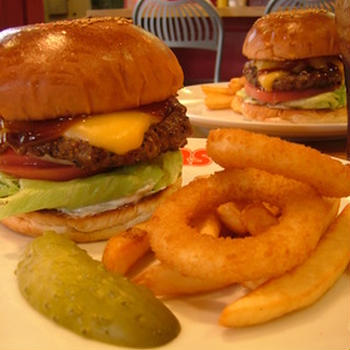 お昼ごはんのハンバーガー
