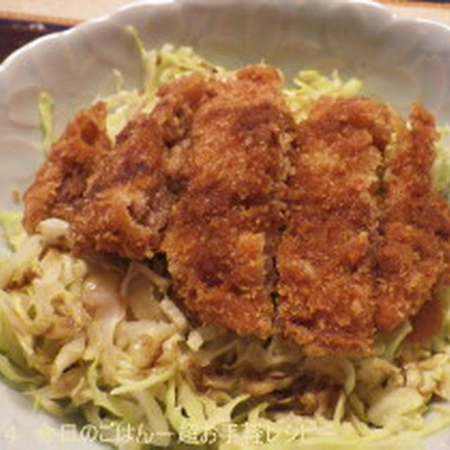 ソースひれカツ丼　きゃべつとカツをごはんにのせただけ(笑)