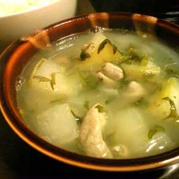 豚モツのスープ。ヨモギで煮込むから下ゆでしない。
