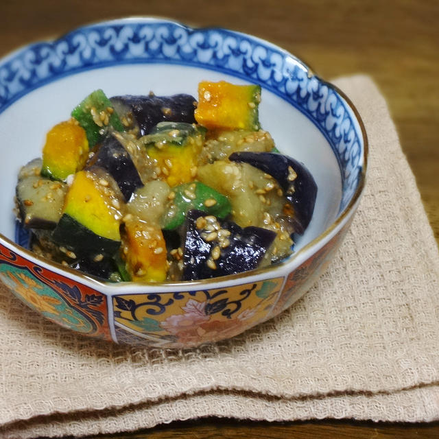 ひんやり香ばしい！茄子と夏野菜の胡麻味噌和え