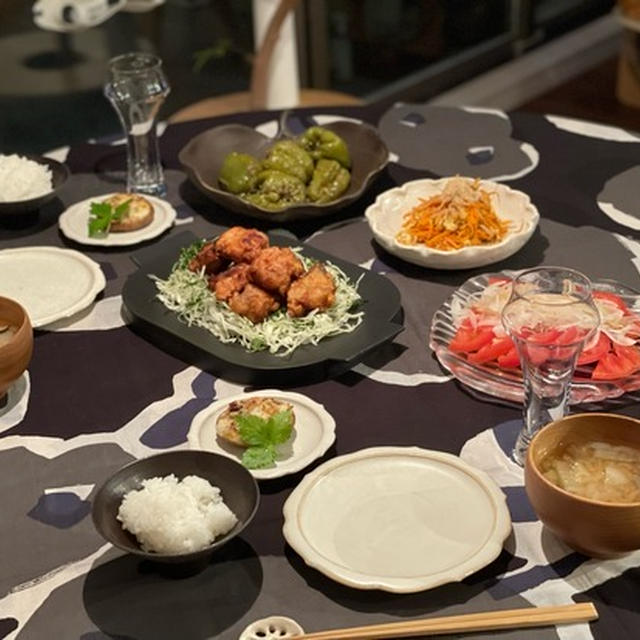 甘糀とスパイスの唐揚げと丸ごとピーマン焼きとかの夜ごはん