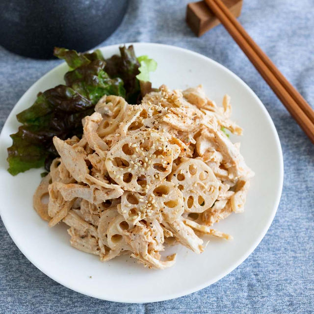 れんこんと茹で鶏のコチュマヨサラダ。（シャキッと歯応え♪ボリュームサラダ◎）