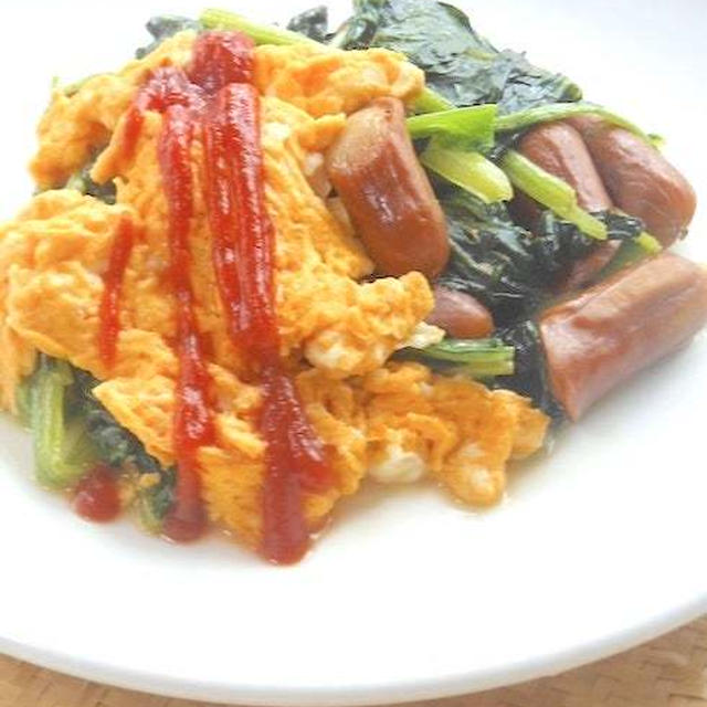 ホッと一息〜ソーセージとほうれん草のシンプル炒め＆スクランブルエッグの朝ごはん。