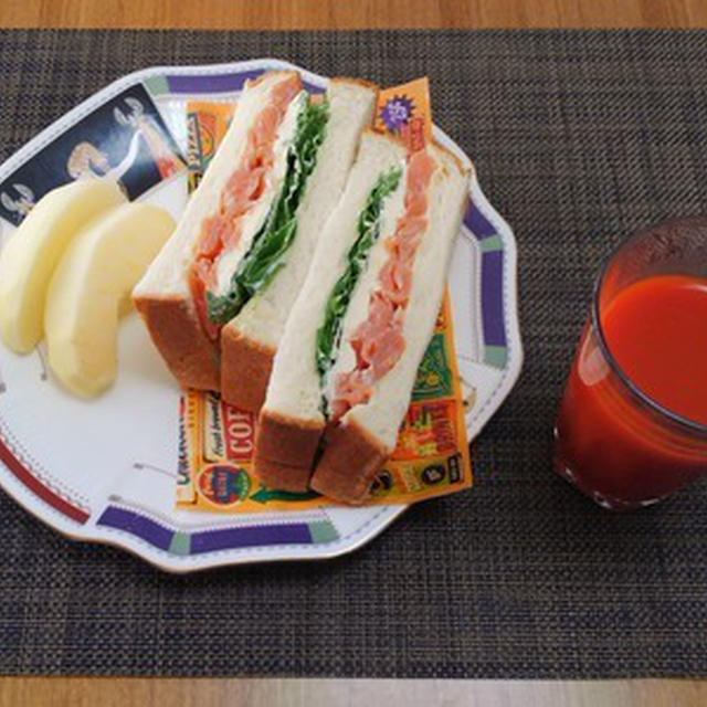カフェ風に次はパンをアレンジしよっと☆スモークサーモンとクリームーズのサンドイッチ♪☆♪☆♪