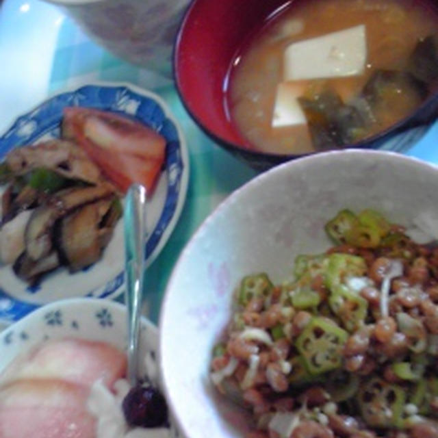 今朝の自分ご飯。オクラのカレー納豆とか桃とカルピスのヨーグルトとか♪