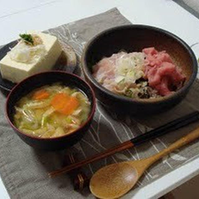 海鮮丼、冷奴、とお味噌汁（Rice with Seafood Toppings, Cold Tofu Dish, and Miso Soup）
