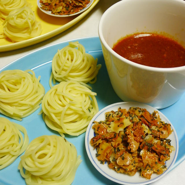 香ばし☆カリカリくだき焼きチーズバジルをトッピング♪ピリ辛ミートつけスパゲティ　- Spaghetti with  little hot meat sauce  -　-Recipe No.1372-