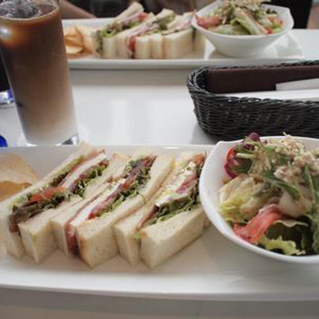 ＴＨＥ　ＧＲＡＮＤ　ＣＡＦＥでサンドイッチランチ