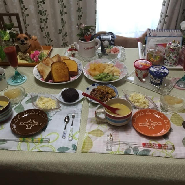 オレンジパンやコールスローサラダなどで朝食