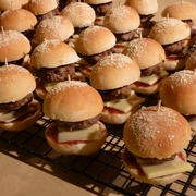 ホームベーカリーで作るミニバーガーバンズでパーティー用ミニバーガー