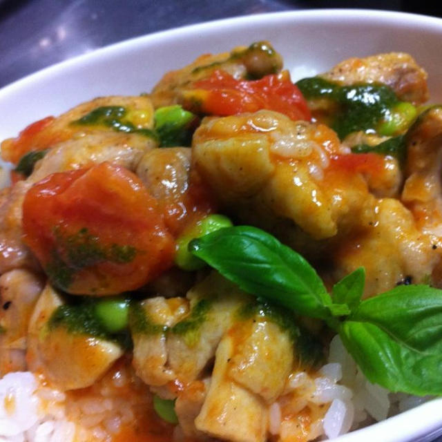 鶏モモ肉のトマトカレーはバジル風味で！