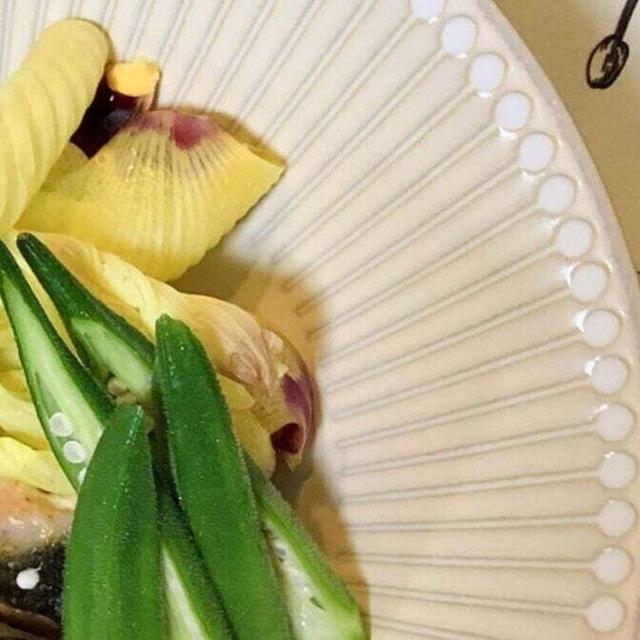 おうちごはんNo.138｜季節を繋ぐ一皿。虹鱒・秋鮭のムニエルと花オクラのサラダ