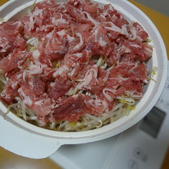 ある日のごはんとモノをつかむチビちゃん