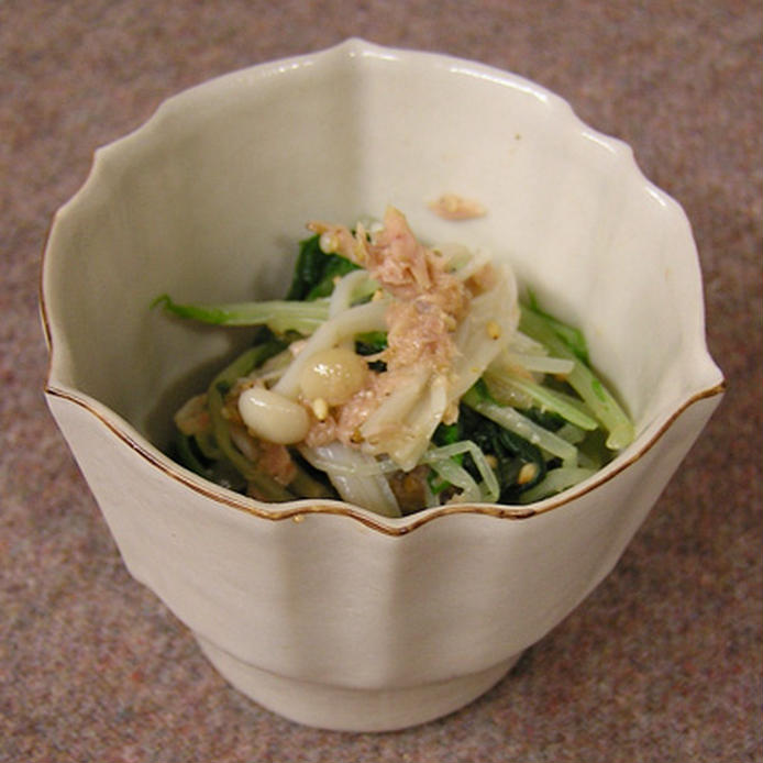 白い小鉢に入っている水菜とツナの和え物