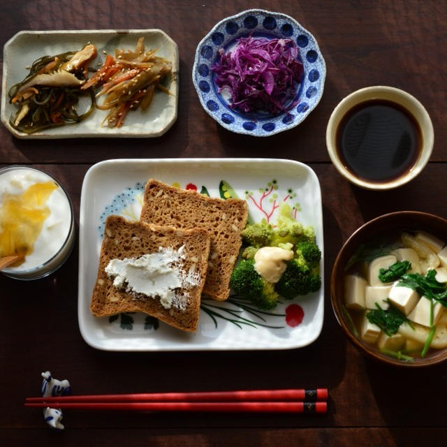 皿数で　ごまかそう　朝ごはん♪